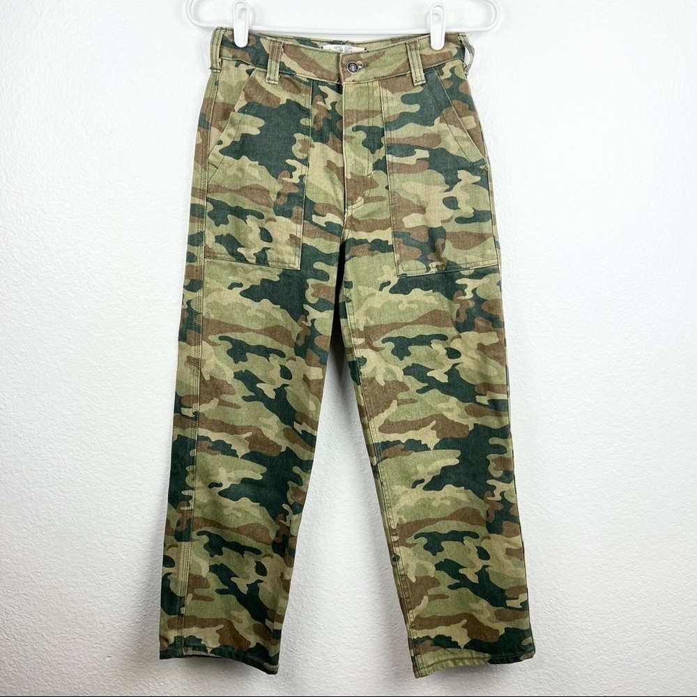 WE THE FREE Remy Cropped Camo Pant in Moss, Size 25 - Picture 3 of 10